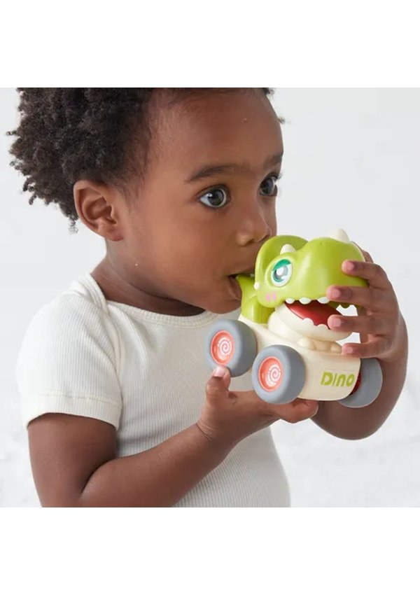 1749671003676-DNQNP725415-MLB78245986428082024-O-carrinho-dino-com-apito-e-fricco-aperta-cabeca-e-anda-bubawebp_1749671003966