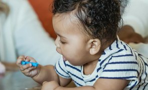bebe de um ano brincando com um numero